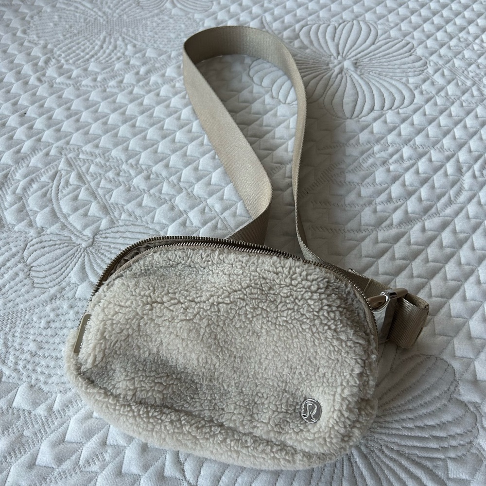 Lulu lemon fuzzy belt bag - white/tan furr color